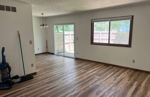 4 Bedroom, 1.5 Bathroom Duplex on Bloomington's Westside photos photos