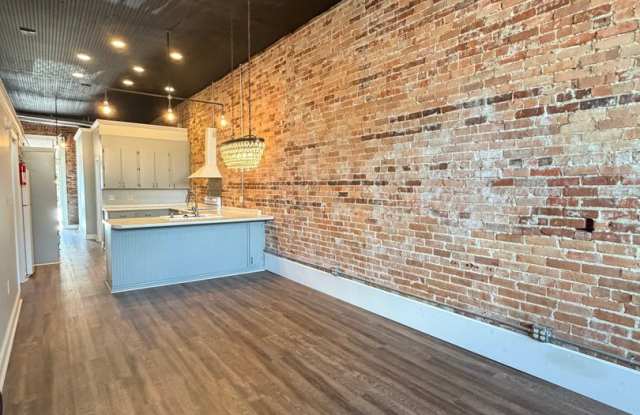 27 W Oak St Gallery 4