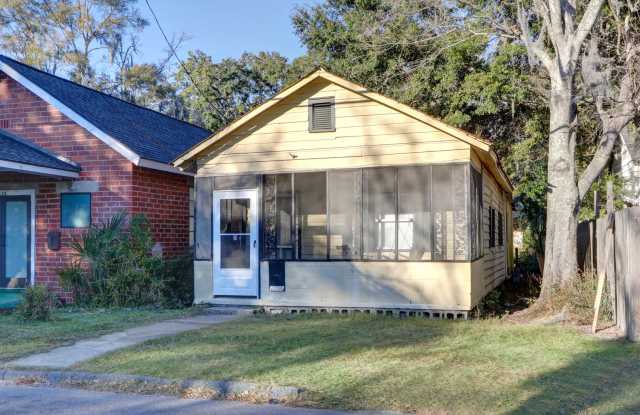 Cute Bungalow - great yard - Two Bedroom photos photos