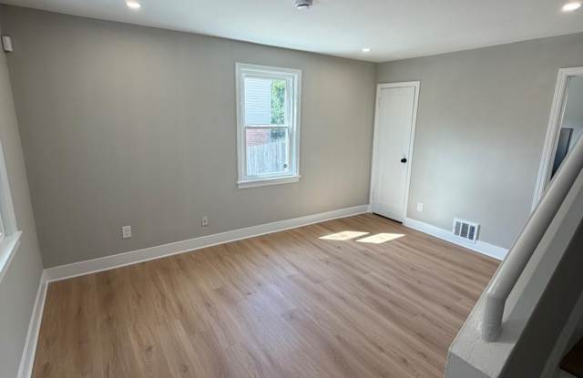 5210 HAYES NE Gallery 1