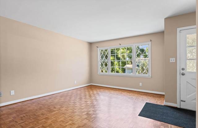 Three bedroom home close to USA with a garage Gallery 3