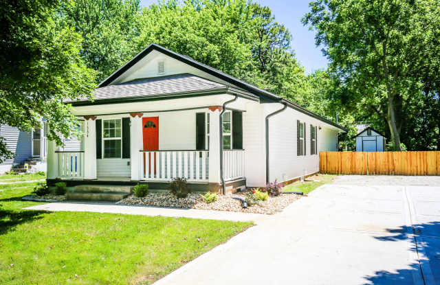 *--Walking Distance to MSU 4 bed 2.5 bath home and office with huge yard in the Phelps Grove Neighborhood!!--* - 1334 South Florence Avenue, Springfield, MO 65807