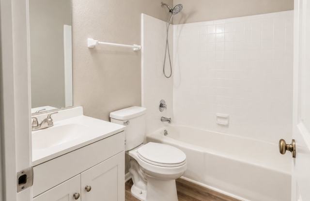 Charming 3 bedroom, 2 bathroom, 1 office/den. Gallery 3