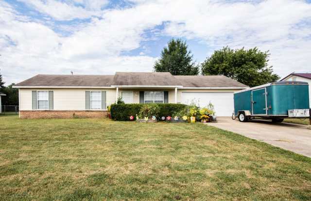 3 Bedroom 2 Bath home, with large fenced backyard and 2 car garage Gallery 1