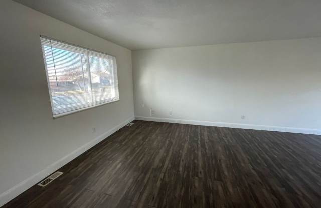 Cozy Tri-Level Home in Thornton! AVAILABLE NOW! Gallery 4