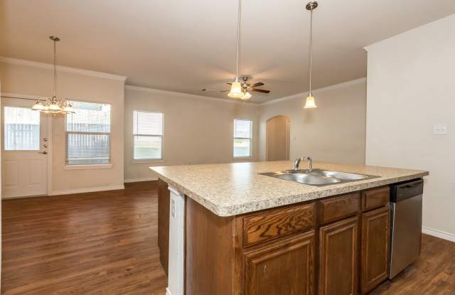 Great 3 bed/2 bath Home Backing onto Holland Park Recreation Area/Trail!! Gallery 2