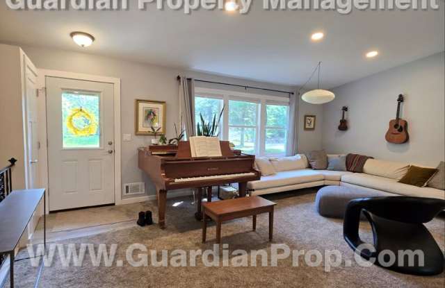Renovated Mound Single Family Home, Available for October/November Move in, 2 Car Garage, Gallery 4