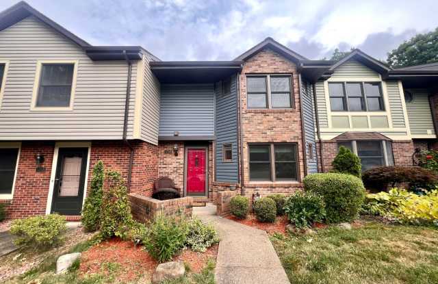 Canterbury Commons - 3 Bedroom 2.5 Bathroom - Spacious Townhome Gallery 3
