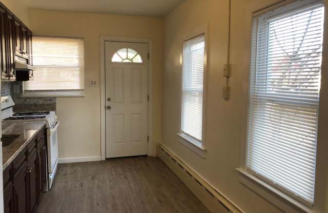 Great 3 Bedroom, 1 1/2 Bath Home! New Kitchen! Spacious Living Area! Fenced Yard! Gallery 3