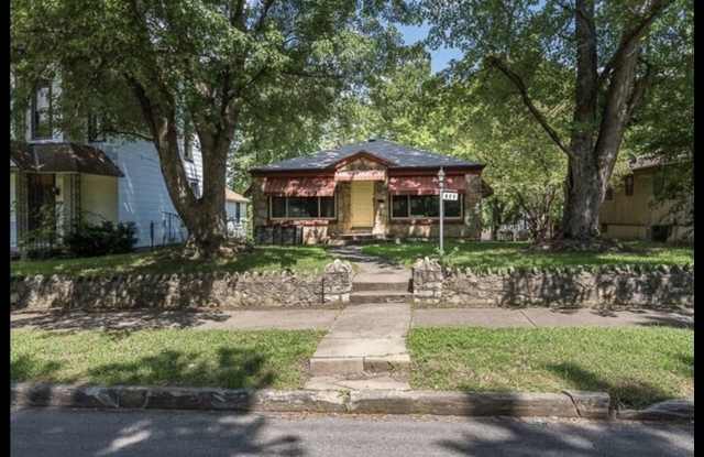 923 5th Avenue - 923 5th Ave, Leavenworth, KS 66048