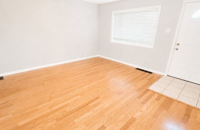 Spacious 2-Bedroom South Side Flats Home – Fenced Yard, Private Patio & Central A/C Gallery 3