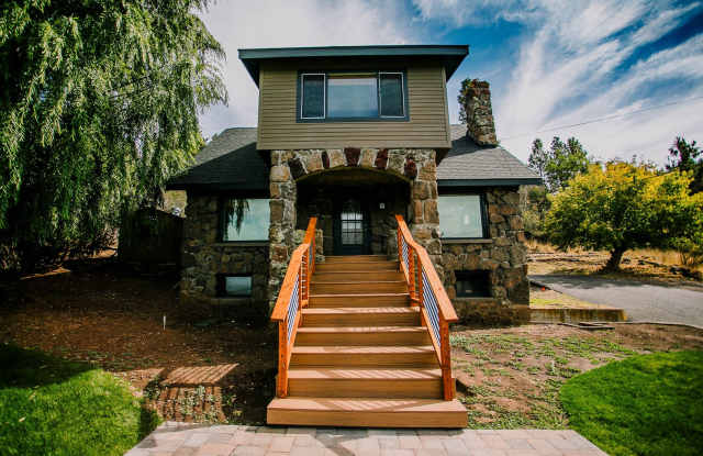 Charming 4-Bedroom Home with Stunning Views for Rent Near Moore Park and 2.8 miles from Sky Lakes and OIT photos photos