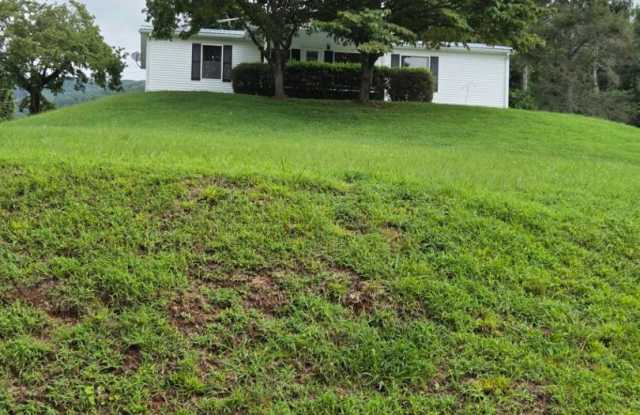 $1,850 - 3 Bedroom 2 Bath Unfurnished Doublewide in a Lovely Setting Gallery 1