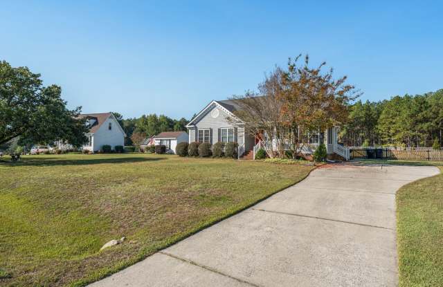 Charming 3-Bedroom Home with a HUGE Fenced Backyard in Fuquay-Varina! Gallery 3