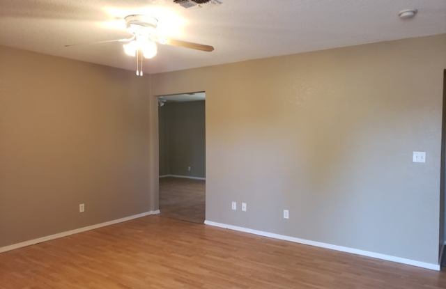 2320 East Cactus Road Gallery 3