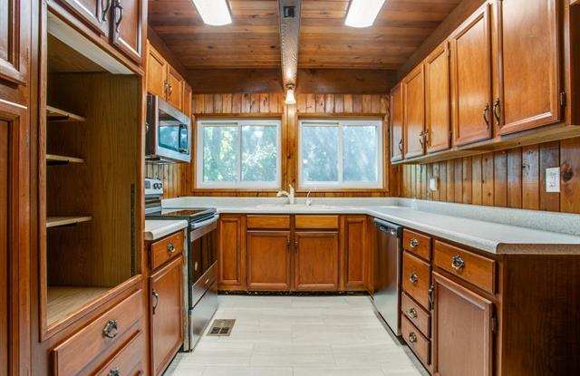 1800 Oak Country Gallery 4