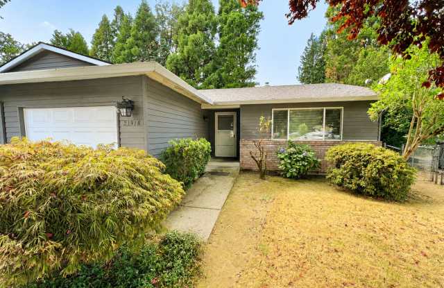 Charming Gresham Gem on a Quiet Cul-de-Sac – Attached Garage & Convenient Location! Gallery 1