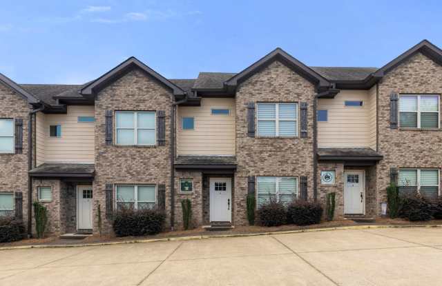 Luxury Townhouse Close Auburn University - 353 North Donahue Drive, Auburn, AL 36832