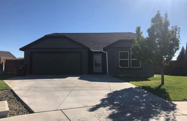 Pending Applications!! Cozy Home with Private Backyard! photos photos