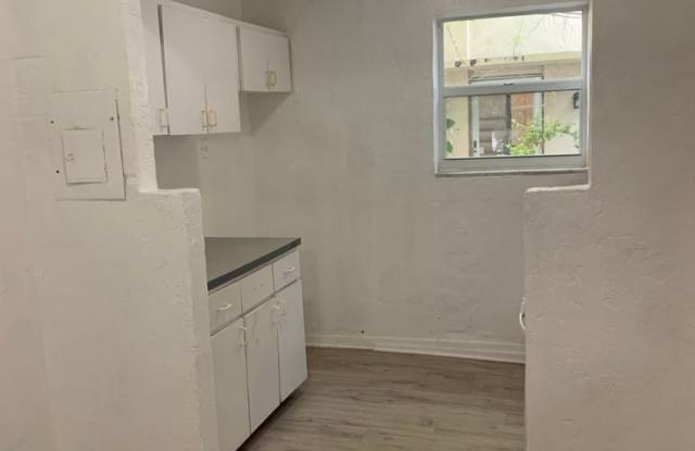 Bright Studio in the Heart of South Beach Gallery 4