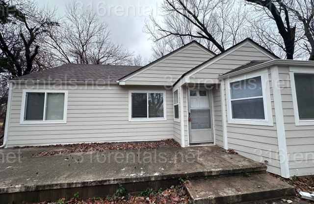 $1300 - 4 bed 1 bath home - Single Family Home - 6032 South Hydraulic Avenue, Wichita, KS 67216