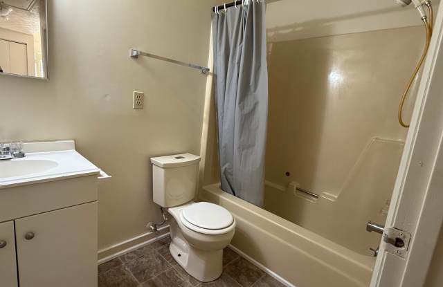 2 Bedroom, 1 Bath Duplex Gallery 3