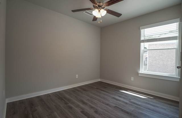 2 Bedroom 2 Baths, Very Close to U of A!! Gallery 4