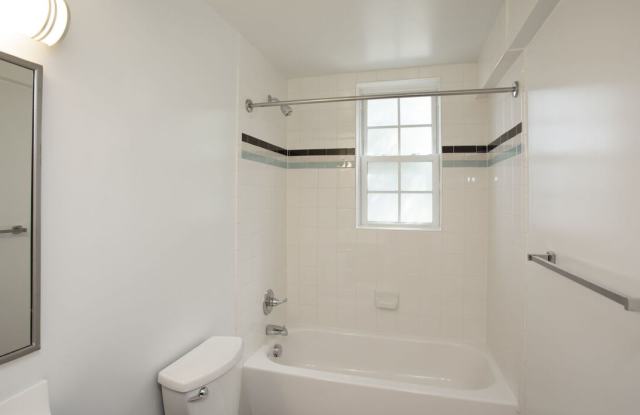 Colonial Village Apartments Gallery 3