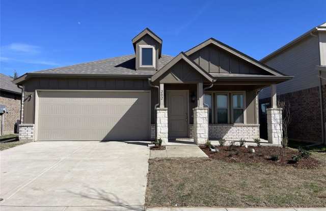 208 Knoll Pines Drive - 208 Knoll Pines Drive, Terrell, TX 75160