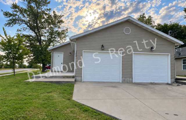 Nice 3 Bedroom Duplex Available Early October! Gallery 2