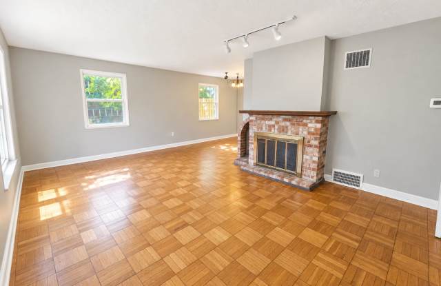 Great 3 Bed, 2 Bath Home in Mt. Lebanon - Available NOW Gallery 3