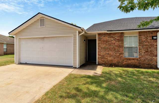 3 Bed 2 Bath duplex just minutes to I-49 Gallery 3