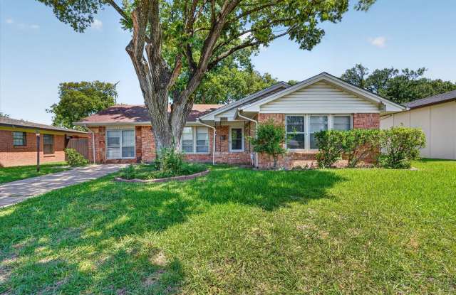 Charming East Dallas 3 Bed/1.5 Bath with Sunroom & Bonus Room! Gallery 1