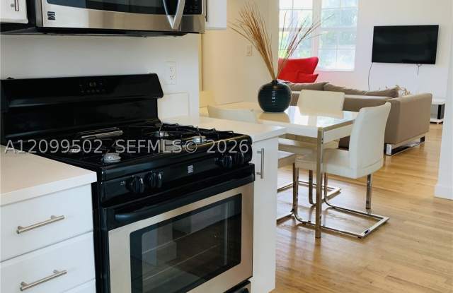 2840 Pine Tree Dr Gallery 2