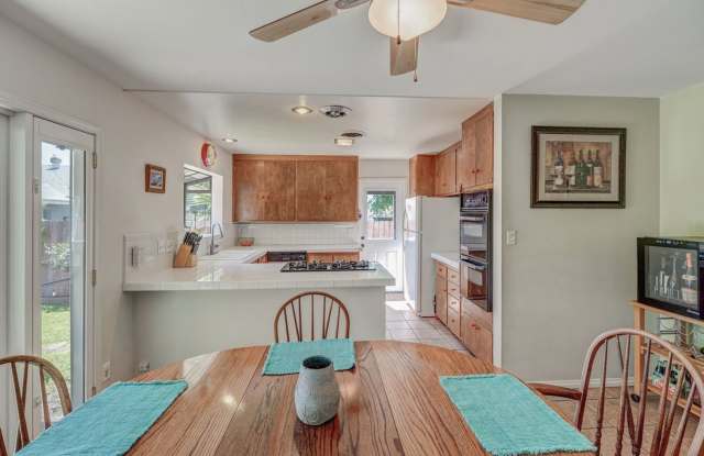 House for Rent- 4 bedrooms 2 baths, within walking distance of UC Riverside Gallery 4