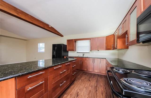 2601 PINEWAY DRIVE Gallery 3