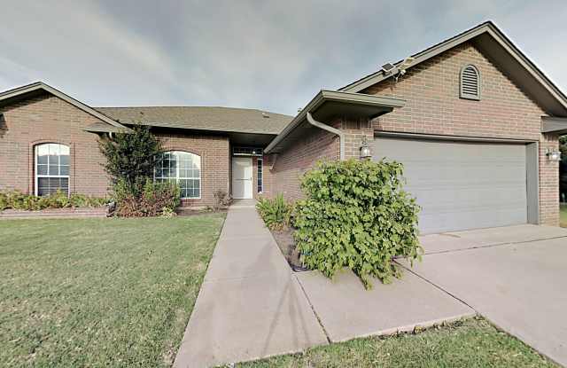 Beautiful 3 Bedroom 2 Bathroom Home in Edmond Schools with a Study photos photos