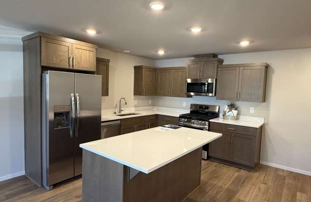 Great Locations! Spacious 3 bedroom Townhome! Neighborhood Park & More! Gallery 3