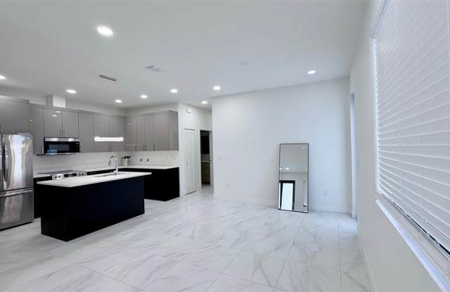 4106 N THATCHER Avenue Gallery 4