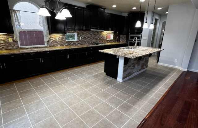 Spacious 4 bedroom near shopping and schools! Gallery 2