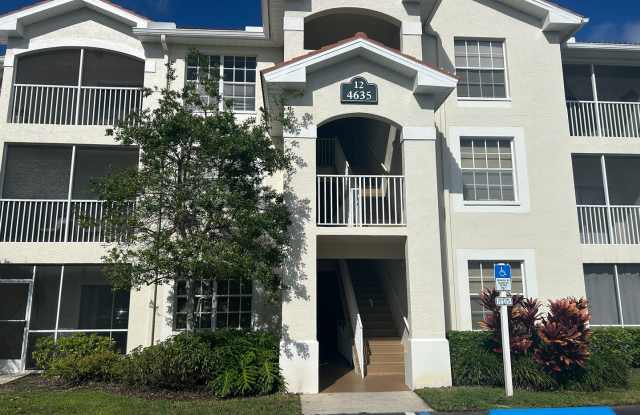 2nd floor  2/2  condo in gated community Gallery 1
