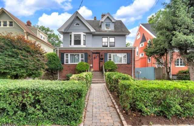 558 Argyle Ave photos photos