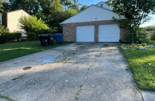 Newly Renovated 3 Bedroom 2.5 Bath House on Large Fenced Corner lot Gallery 3