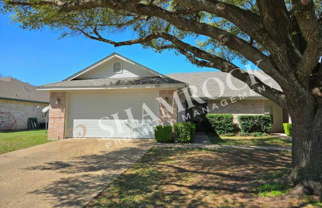 Duplex near Hewitt Park photos photos