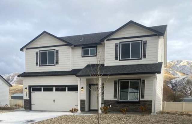 Beautiful newer 4 bed 3 bath home located HWY 55 in Horseshoe Bend. - 157 Dovetail Drive, Horseshoe Bend, ID 83629