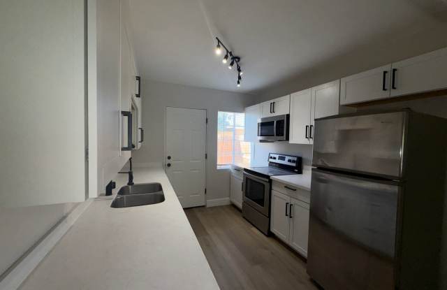 Move in special! Updated 2-Bedroom Unit in Duplex with Brand-New Flooring Gallery 4