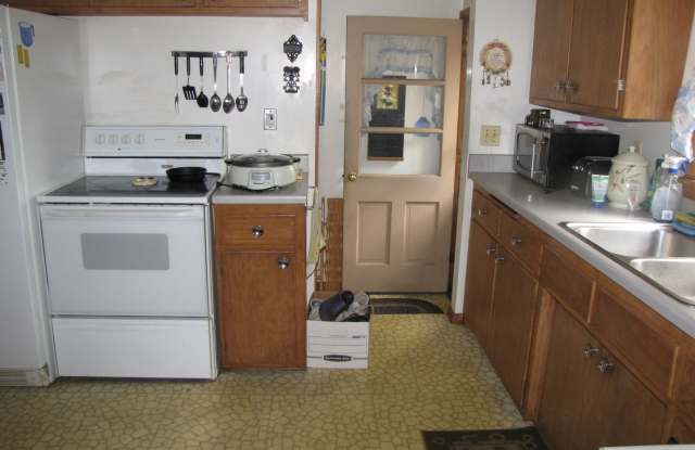 Great location in Richfield,*3Bed*1Bath single family home Avail Now! Gallery 3