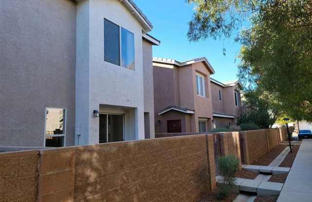 Gated Townhome with Private Courtyard & Community Pool! Gallery 1