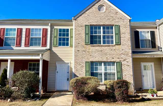 Handsome  Handy 2 Bedroom / 2.5 Bathroom Townhome in McDonough! - 1520 Labonte Parkway, McDonough, GA 30253