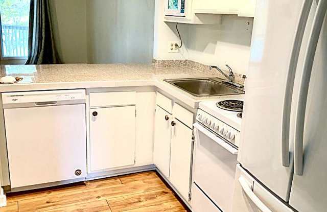 * Beautiful 1BR Condo in Marina Community!  Resort-Style Waterfront Living Every Day! Gallery 4